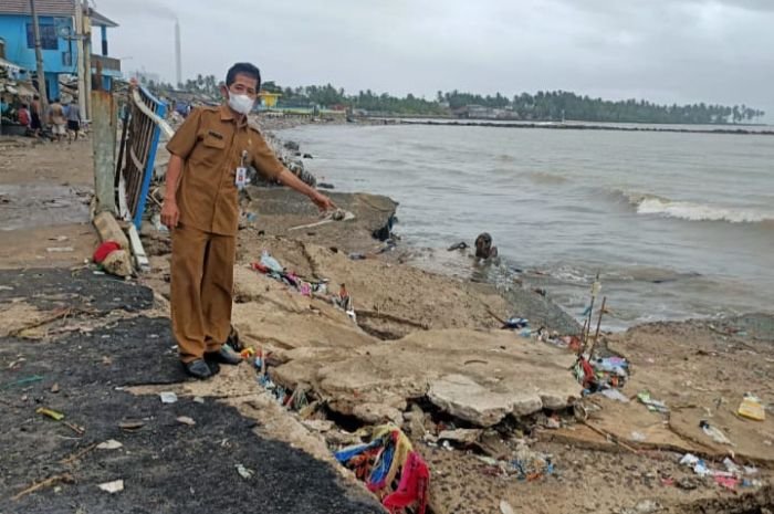 Dihantam Ombak, Tempat Pendaratan Perahu Nelayan TPI 2 Desa Teluk Pandeglang Ambruk 4 Dihantam Ombak, Tempat Pendaratan Perahu Nelayan TPI 2 Desa Teluk Pandeglang Ambruk
