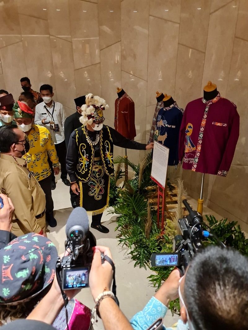 Lebih Dekat Dengan Ketua LKP Fitri Pandeglang Hj Siti Haeriah, Dipercaya Menparekraf Produksi Batik untuk ADWI 1 Lebih Dekat Dengan Ketua LKP Fitri Pandeglang Hj Siti Haeriah, Dipercaya Menparekraf Produksi Batik untuk ADWI