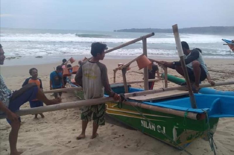 Waspada! Ketinggian Ombak di Pesisir Pantai Kabupaten Lebak Capai 4 Meter