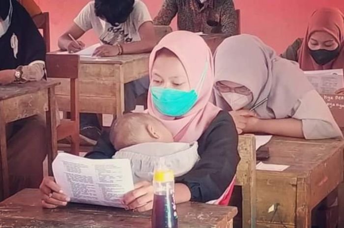 Demi Pendidikan, Ibu Muda Asal Kabupaten Serang Ini Ikuti Ujian Paket C Sambil Menggendong Bayi