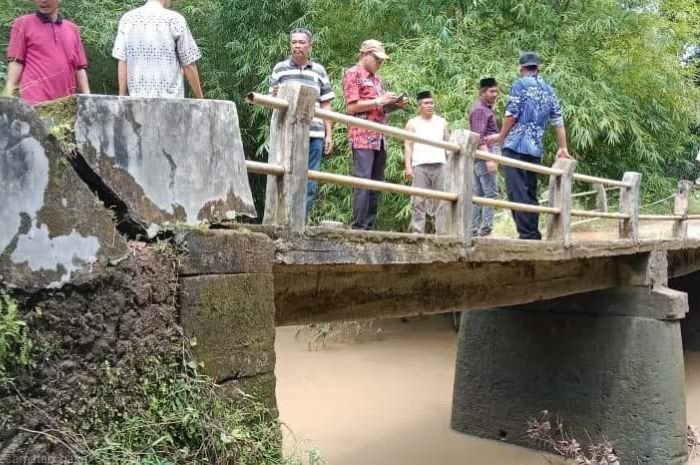 Nyaris Ambruk, Warga Desa Idaman Minta DPUPR Pandeglang Perbaiki Jembatan Kali Cimoyan 1 Nyaris Ambruk, Warga Desa Idaman Minta DPUPR Pandeglang Perbaiki Jembatan Kali Cimoyan