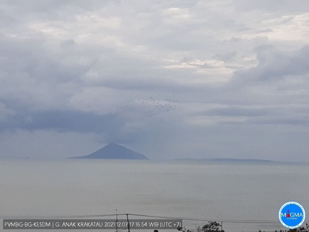 Bersatus Waspada, Gunung Anak Krakatau Masih Terus Mengeluarkan Asap Putih