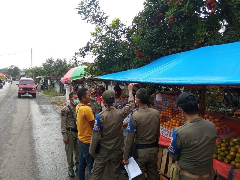 Satpol PP Lebak Tertibkan PKL di Jalan Rangkasbitung-Cimarga 3 Satpol PP Lebak Tertibkan PKL di Jalan Rangkasbitung-Cimarga