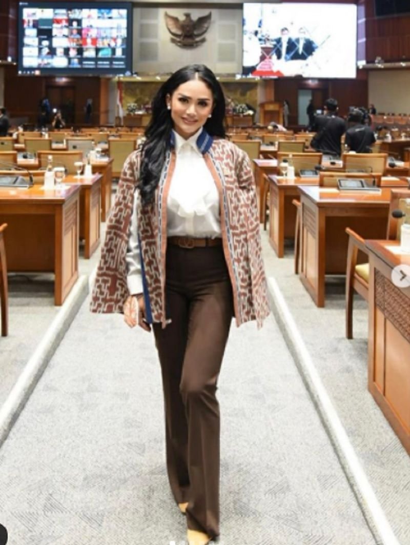 Krisdayanti Diam-diam Pantau Berita Heboh Hadiah Atlet di Pandeglang dan Minta Bupati Panjang Sabar 1 Krisdayanti Diam-diam Pantau Berita Heboh Hadiah Atlet di Pandeglang dan Minta Bupati Panjang Sabar