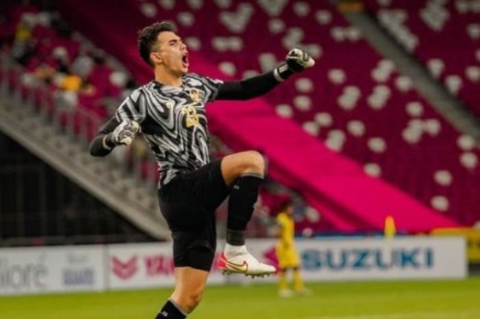 Profil dan Biodata Nadeo Argawinata, Kiper Penyelamat Timnas Indonesia di Piala AFF 2020 2 Profil dan Biodata Nadeo Argawinata, Kiper Penyelamat Timnas Indonesia di Piala AFF 2020