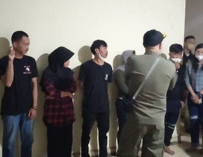 Satpol PP Pandeglang Sita Miras dan Amankan 7 Pasangan Mesum di Hotel