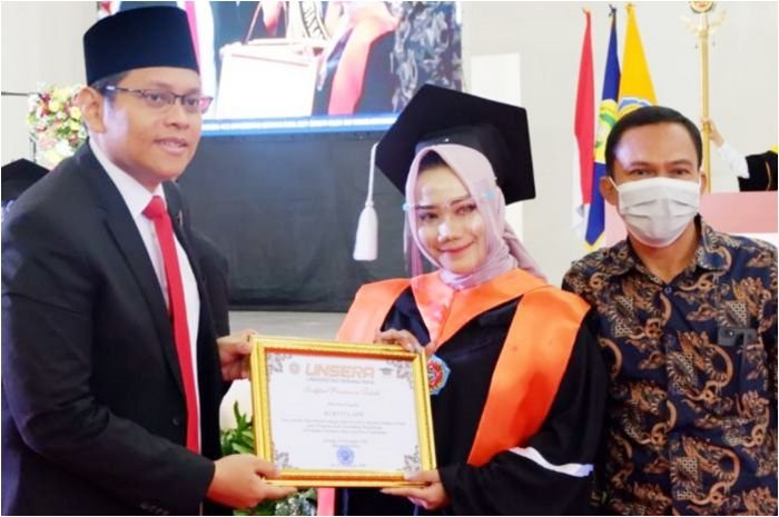 Wisuda dan Dies Natalis ke-13, Rektor Unsera: Kini Tanggung Jawab Telah Berubah 1 Wisuda dan Dies Natalis ke-13, Rektor Unsera: Kini Tanggung Jawab Telah Berubah