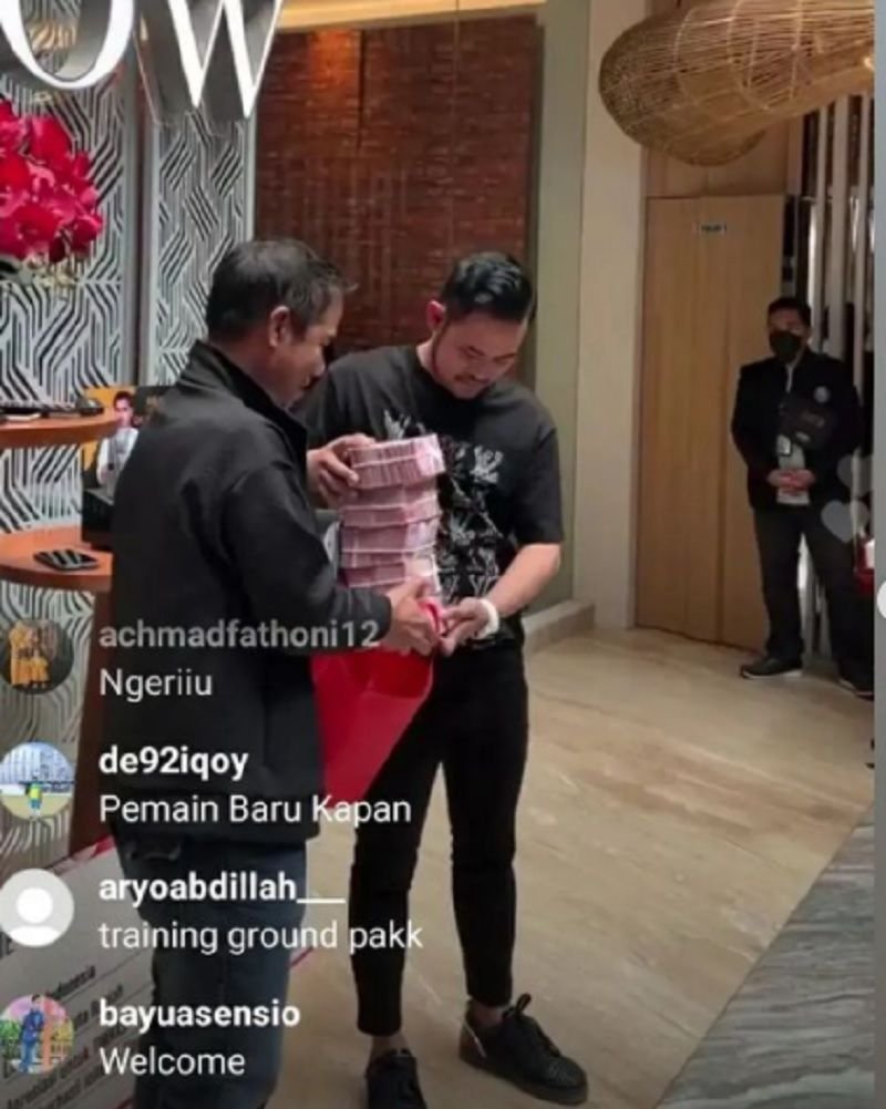 Gilang Widya Pramana Guyur Peman Timnas dengan Bonus Rp500 Juta, Mau Ditambah Hingga Rp1 M 1 Gilang Widya Pramana Guyur Peman Timnas dengan Bonus Rp500 Juta, Mau Ditambah Hingga Rp1 M