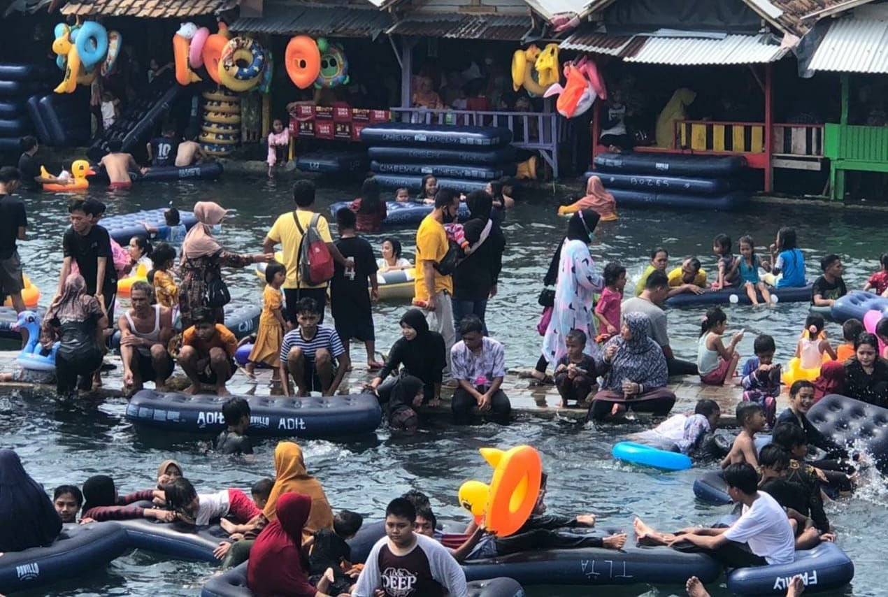 PAD Pariwisata Tahun 2022 Ditarget Rp700 Juta 2 Ribuan Wisatawan Padati Obyek Wisata Pemandian Cikoromoy Pandeglang
