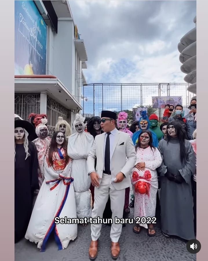 Ini Gaya 3 Gubernur Populer Memulai Aktifitas Hari Pertama 2022, Sepedahan Hingga Kumpul Bersama Para Setan 1 Ini Gaya 3 Gubernur Populer Memulai Aktifitas Hari Pertama 2022, Sepedahan Hingga Kumpul Bersama Para Setan