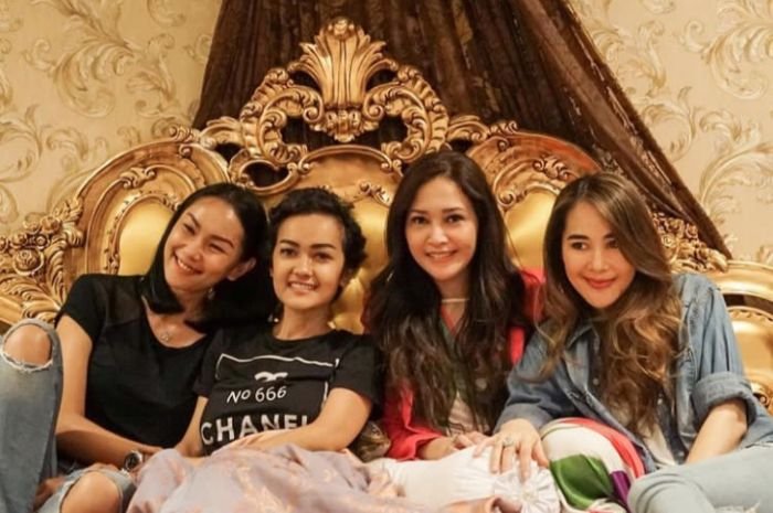 Foto Bareng Mendiang Julia Perez Tiba-tiba Muncul di HP, Maia Estianty Minta Netizen Lakukan Ini 5 Foto Bareng Mendiang Julia Perez Tiba-tiba Muncul di HP, Maia Estianty Minta Netizen Lakukan Ini