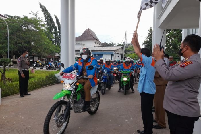 Luncurkan Aplikasi Opang, Walikota Cilegon Helldy Agustian 'Geber Motor' Bareng Tukang Ojek Pangkalan 8 Luncurkan Aplikasi Opang, Walikota Cilegon Helldy Agustian 'Geber Motor' Bareng Tukang Ojek Pangkalan