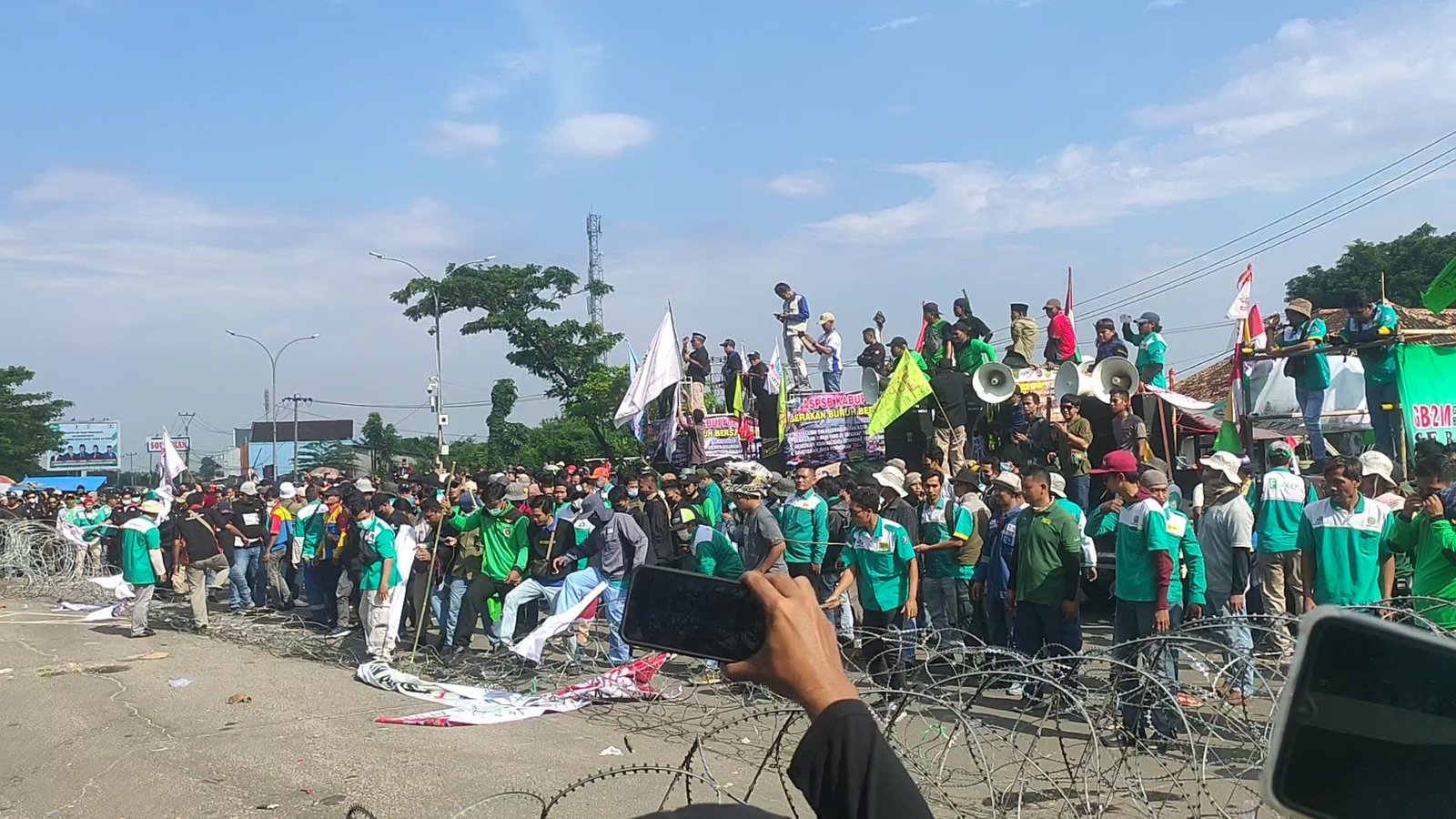 Buruh Mulai Bergerak, Terobos Pagar Kawat Berduri Coba Masuk ke KP3B