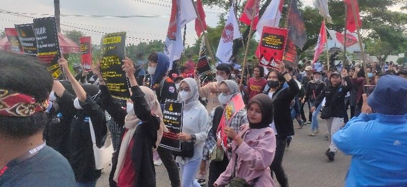 Ratusan Mahasiswa Bergabung, Massa Aksi Buruh Tuntut Revisi UMK 2022 di Kantor Gubernur Banten Kian Membeludak 1 Ratusan Mahasiswa Bergabung, Massa Aksi Buruh Tuntut Revisi UMK 2022 di Kantor Gubernur Banten Kian Membeludak