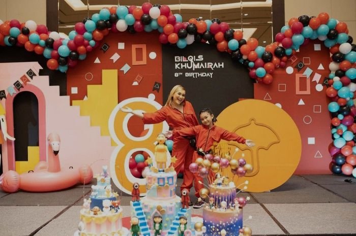 Intip Kemeriahan Ulang Tahun Bilqis, Ayu Ting Ting Gelar Perayaan Bertema BTS dan Squid Game 4 Intip Kemeriahan Ulang Tahun Bilqis, Ayu Ting Ting Gelar Perayaan Bertema BTS dan Squid Game