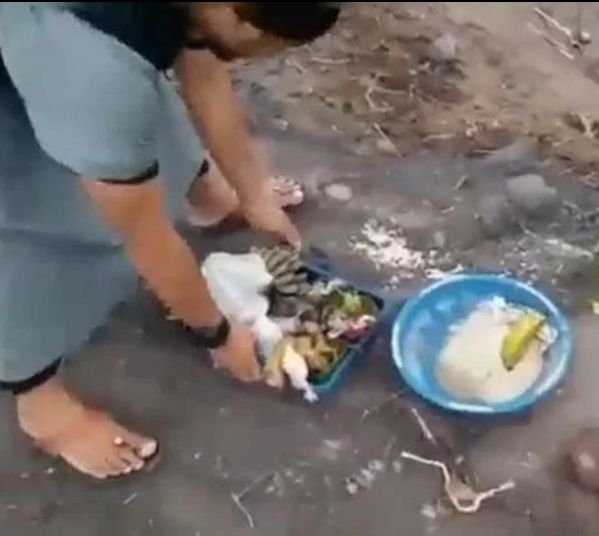 Tanggapan Gus Miftah Hingga Putri Gus Dur Atas Viralnya Video Pria Yang Buang dan Tendang Sesajen 3 Tanggapan Gus Miftah Hingga Putri Gus Dur Atas Viralnya Video Pria Yang Buang dan Tendang Sesajen