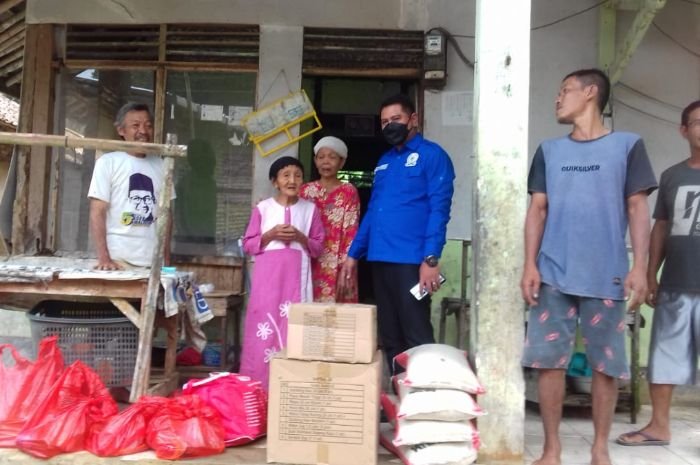 Anggota DPRD Pandeglang Salurkan Bantuan Sembako Bagi Janda Tua Korban Puting Beliung