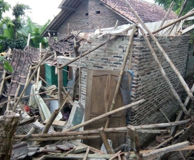Satu Rumah Warga Rancasema, Lebak Rusak Berat Akibat Getaran Gempa