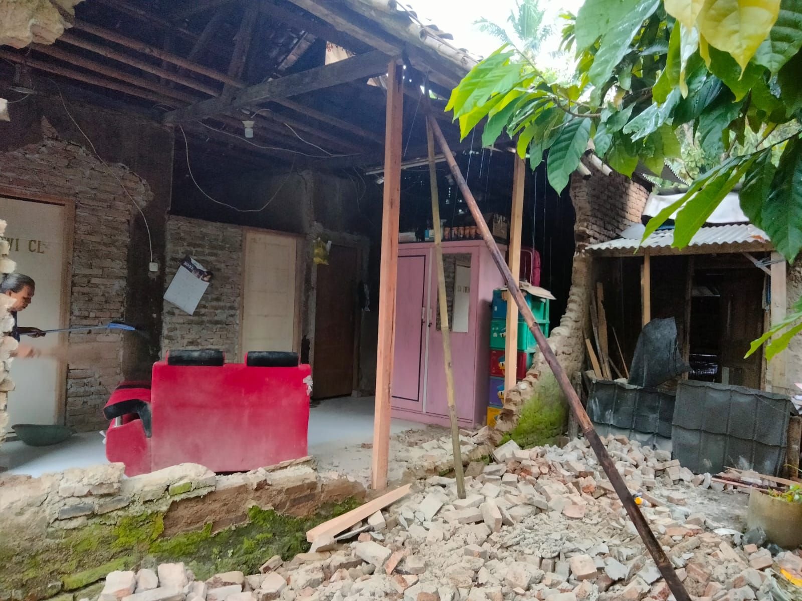 Rumah Rusak Akibat Gempa, Enam Warga Tunjung Teja Ini Memaksa Tetap Tinggal