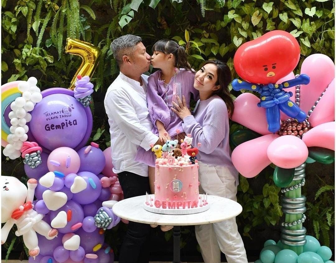 Gisella Anastasia dan Gading Marten Kompak Saat Ultah Putrinya Gempita 1 Gisella Anastasia dan Gading Marten Kompak Saat Ultah Putrinya Gempita
