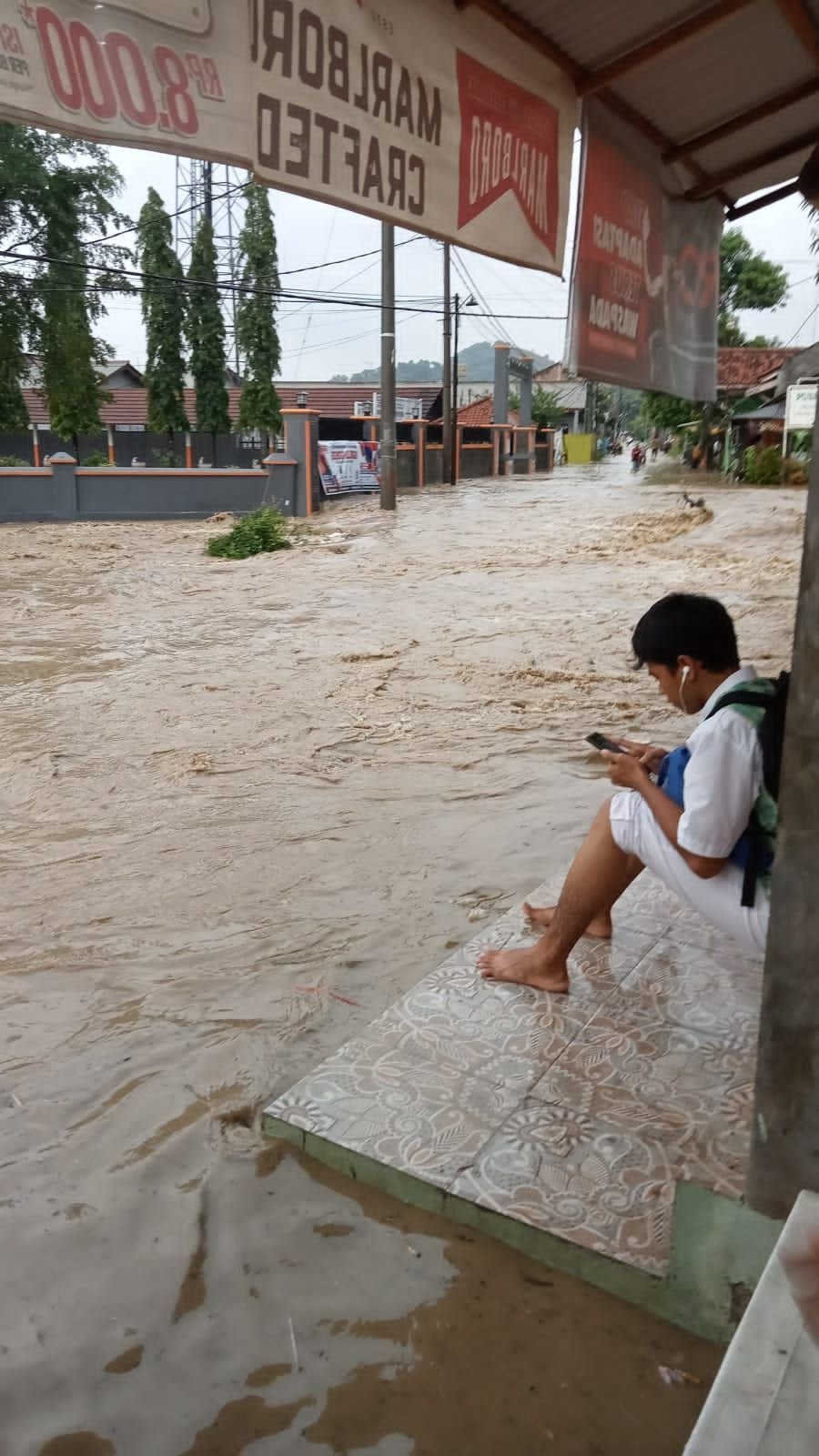 Sekolah, Kantor Kecamatan, dan Jalan di Bojonegara Kabupaten Serang Terendam Air Sampai Sepaha Orang Dewasa 1 Sekolah, Kantor Kecamatan, dan Jalan di Bojonegara Kabupaten Serang Terendam Air Sampai Sepaha Orang Dewasa