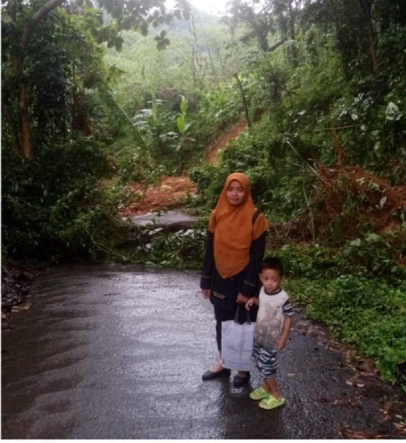 Longsor dan Pohon Tumbang Tutup Akses Jalan Pakuncen-Tamansari, Aktivitas Warga Bojonegara Terganggu