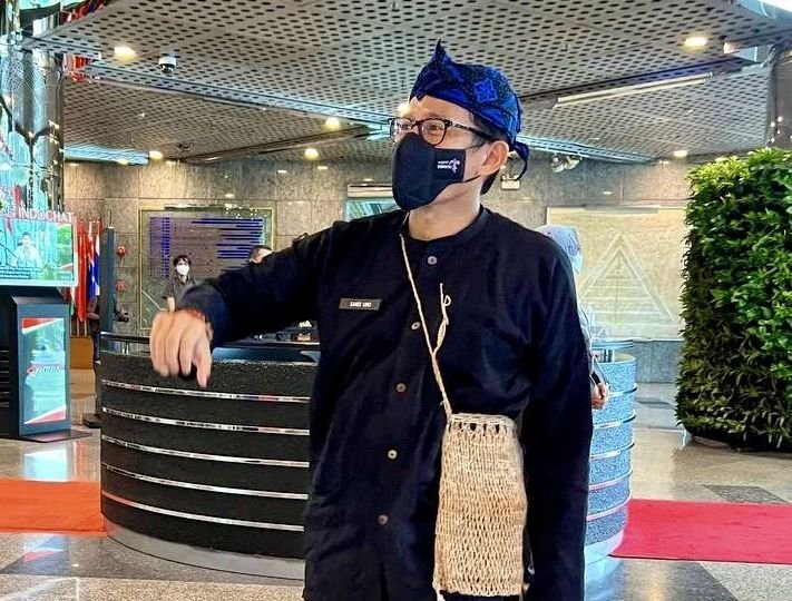 Sandiaga Uno Modis Dengan Pakaian Baduy, Sapa Warga dengan Bahasa Sunda, Sindir Arteria Dahlan?