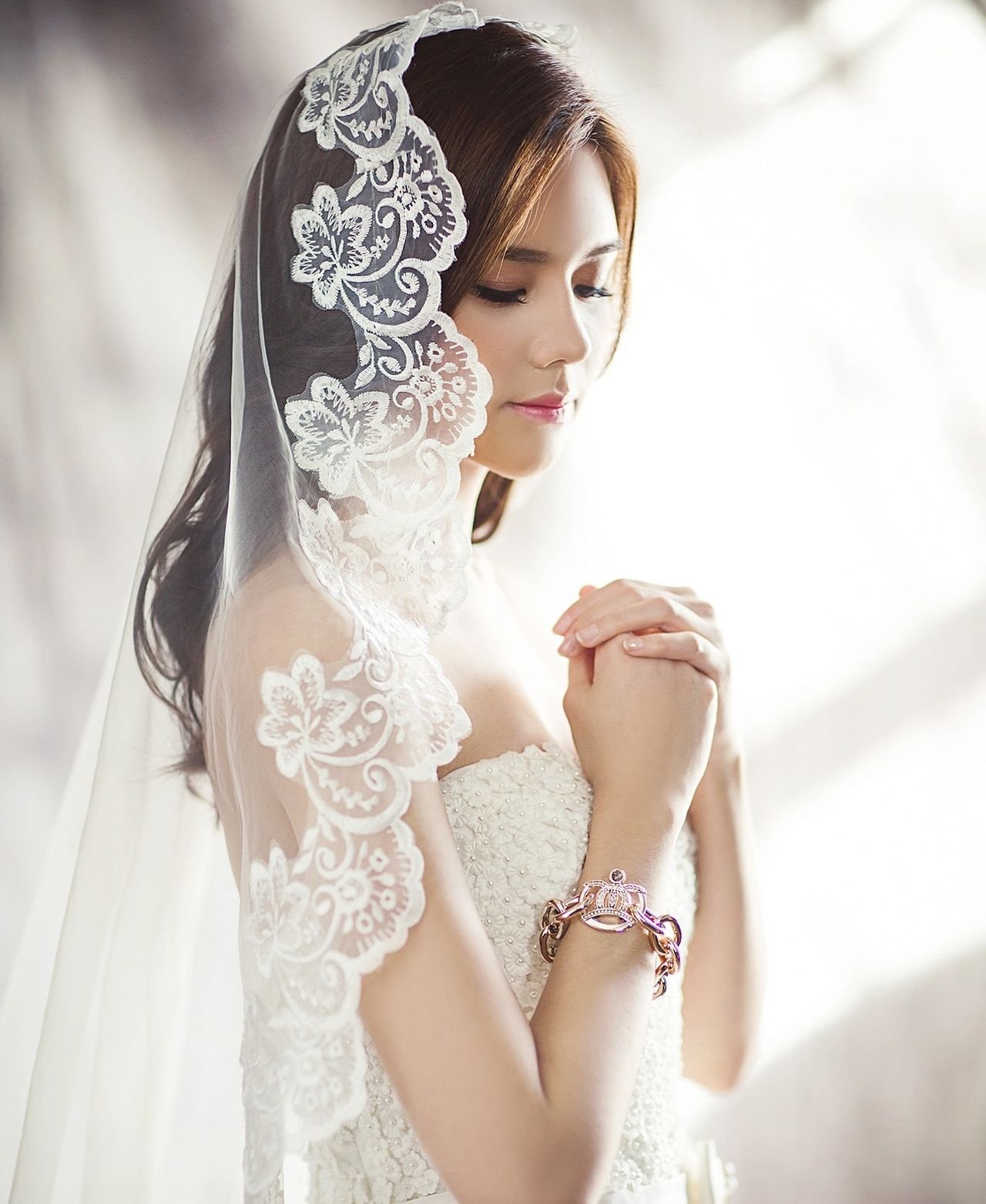 Viral! Gaun Pengantin Ini Diklaim Bisa Dipakai untuk Pernikahan 3 Agama Sekaligus 3 Viral! Gaun Pengantin Ini Diklaim Bisa Dipakai untuk Pernikahan 3 Agama Sekaligus