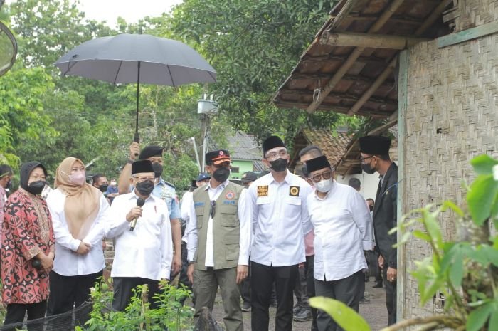 Wapres Ma'ruf Amin Tawarkan Opsi Relokasi untuk Korban Gempa Bumi 6,6 Magnitudo 1 Wapres Ma'ruf Amin Tawarkan Opsi Relokasi untuk Korban Gempa Bumi 6,6 Magnitudo