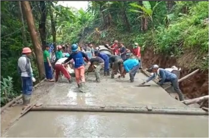 Sudah Tak Sabar Ingin Diperbaiki, Warga Anyer Kabupaten Serang Bangun Jalan Secara Swadaya