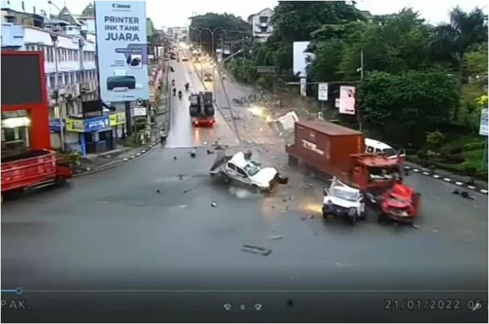 Truk Tronton yang Terlibat Kecelakaan Maut di Balikpapan Membawa Muatan Kapur 20 Ton 7 Kecelakaan Maut, Truk Tronton Diduga Alami Rem Blong di Balikpapan, 5 Orang Tewas