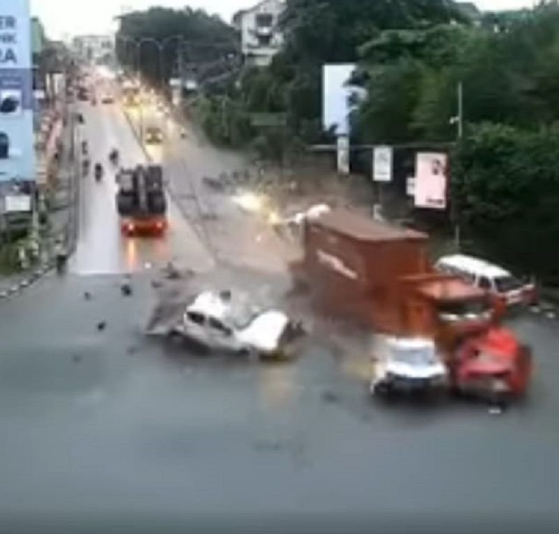 Tronton Maut di Lampu Merah Muara Rapak Balikpapan, Seret 6 Mobil 14 Motor dan Tewaskan 5 Orang 6 Tronton Maut di Lampu Merah Muara Rapak Balikpapan, Seret 6 Mobil 14 Motor dan Tewaskan 5 Orang