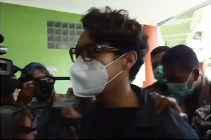 Kunjungi RSKO Cibubur untuk Rehabilitasi, Penampilan Ardhito Pramono Bikin Gagal Fokus 1 Kunjungi RSKO Cibubur untuk Rehabilitasi, Penampilan Ardhito Pramono Bikin Gagal Fokus