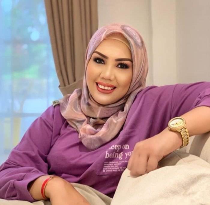 Ngaku Jatuh Sakit Usai Mimpi Digigit Ular, Benarkah Elly Sugigi Gigit Balik? 2 Ngaku Jatuh Sakit Usai Mimpi Digigit Ular, Benarkah Elly Sugigi Gigit Balik?