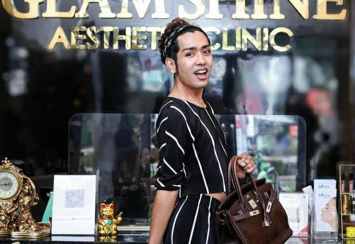 Kim Hawt Rilis Lagu Pertamanya Berjudul 'Ratu Kekayaan Intelektual', Berikut Lirik Singlenya 1 Begini Kata Kim Hawt Saat Ditanyai Soal 'Pocong Lontong Puspitong' yang Viral di Medsos, Benarkah Dimaksudkan