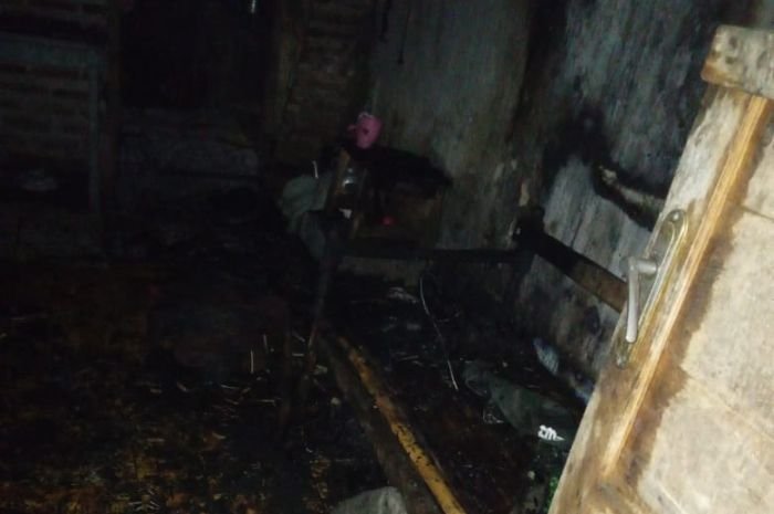 Merokok Sambil Tiduran di Sofa, Sebuah Rumah di Kabupaten Serang Hangus Terbakar 2 Merokok Sambil Tiduran di Sofa, Sebuah Rumah di Kabupaten Serang Hangus Terbakar