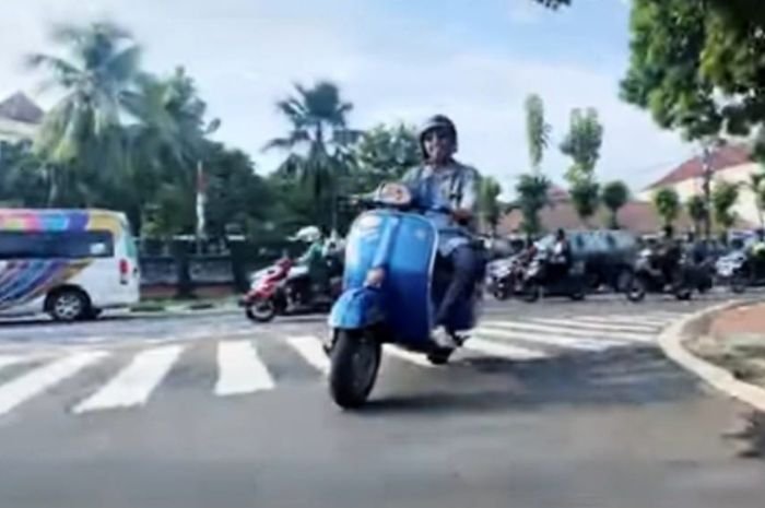 Kisah Pahit Empank Casta dari Lahirnya Single Vespa Tua