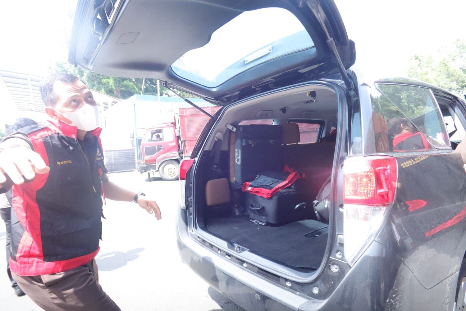 Kejati Sita Satu Koper Uang dari Kantor Bea Cukai Soekarno Hatta dalam Kasus Dugaan Pemerasan 1 Kejati Sita Satu Koper Uang dari Kantor Bea Cukai Soekarno Hatta dalam Kasus Dugaan Pemerasan