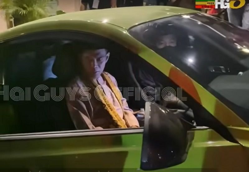 Ustadz Abdul Somad Solat Subuh ke Masjid Naik Mobil Mewah Mustang Rp2 M, Denny Siregar Bilang Begini