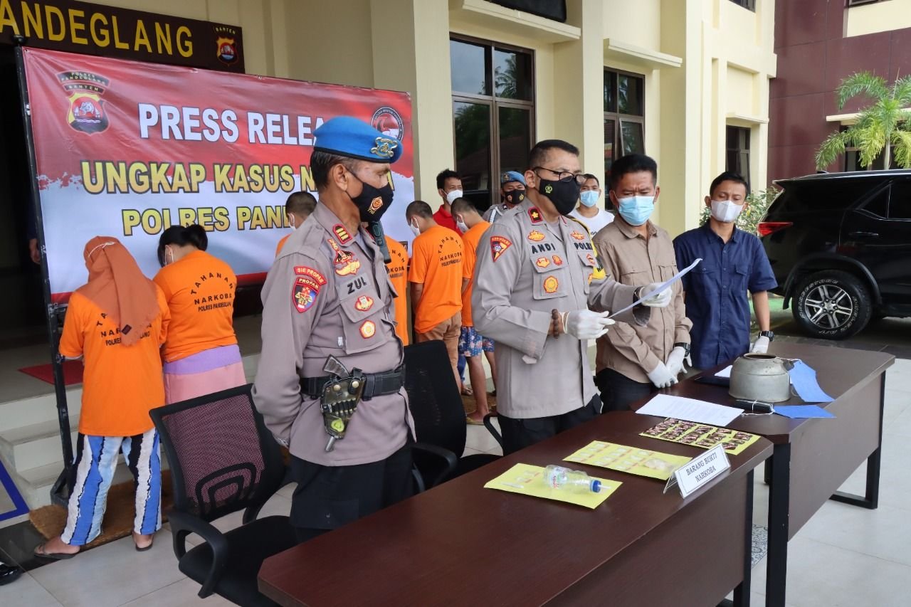 Dua Wanita Muda Pedagang Sabu di Pandeglang Diborgol Polisi 2 Dua Wanita Muda Pedagang Sabu di Pandeglang Diborgol Polisi