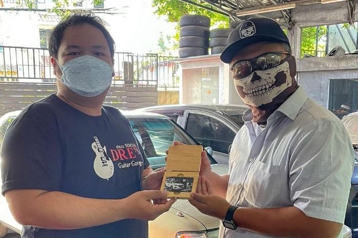 Lelang Costum e-money YouTuber Om Mobi Tembus Angka Puluhan Juta