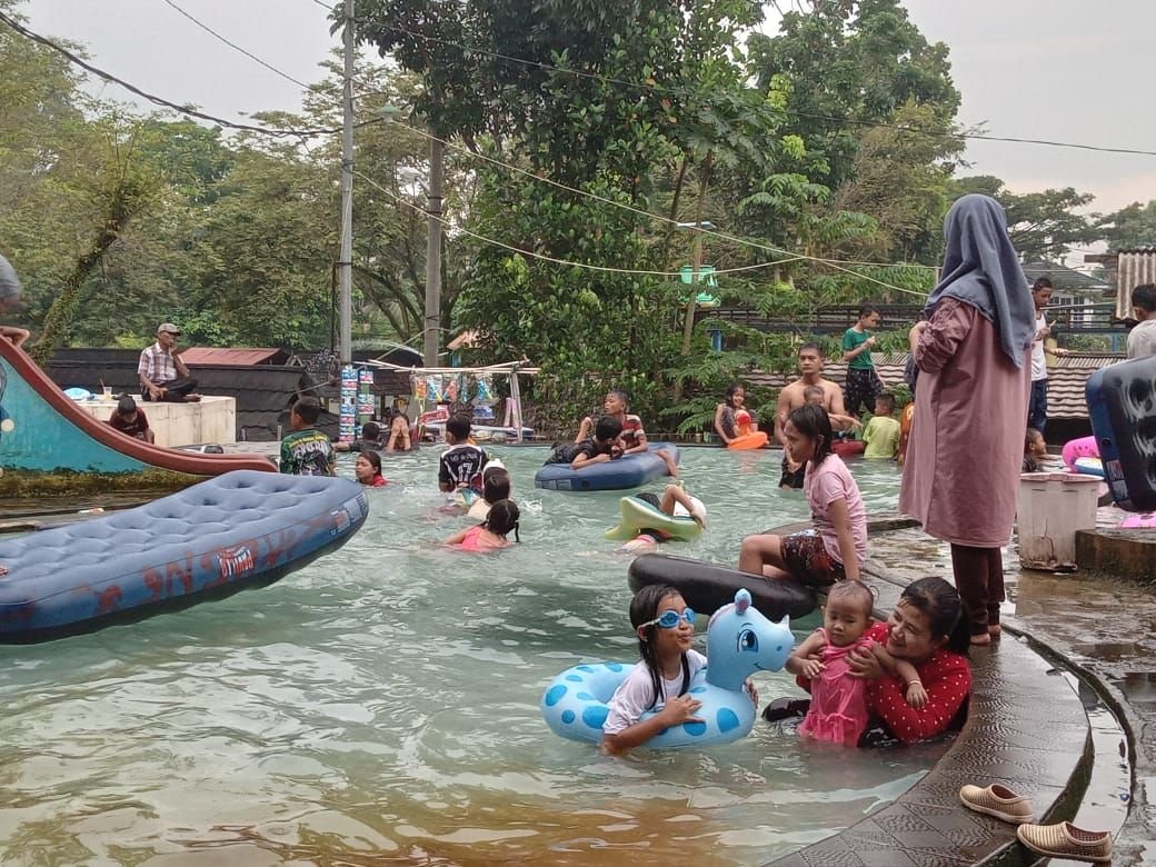 Kasus Covid-19 Melonjak di Banten, Pemandian Air Panas Cisolong Dipadati Pengunjung