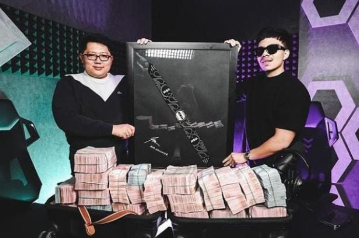 Tebus Bandana Atta Halilintar, Crazy Rich Surabaya Bawa Uang Sekoper Penuh 1 Tebus Bandana Atta Halilintar, Crazy Rich Surabaya Bawa Uang Sekoper Penuh