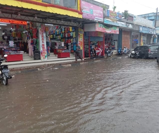 Hujan Beberapa Menit, Jalan Kawasan Pasar Badak Pandeglang Tergenang 2 Hujan Beberapa Menit, Jalan Kawasan Pasar Badak Pandeglang Tergenang