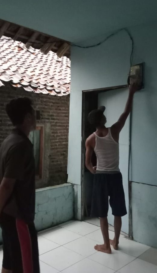Dihantam Kilat, Listrik Empat Rumah Warga Jugul Lebak Padam dan Rusak Barang Elektronik