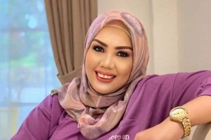 Sentil Fuji Sok Artis hingga Diserang Netizen, Elly Sugigi Minta Maaf