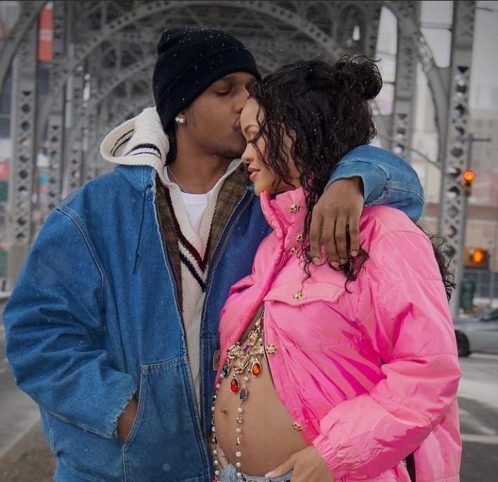 Potret Mesra, A$AP Rocky Cium Rihana yang Sedang Hamil