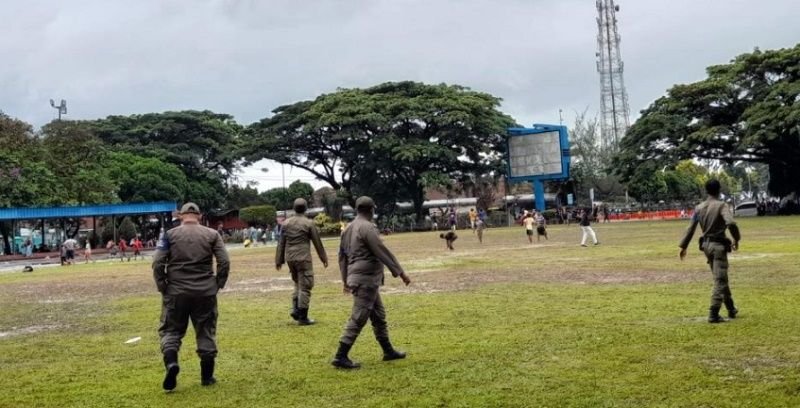 Satpol PP Lebak Usir Kerumunan Warga di Area CFD Alun-alun 2 Satpol PP Lebak Usir Kerumunan Warga di Area CFD Alun-alun
