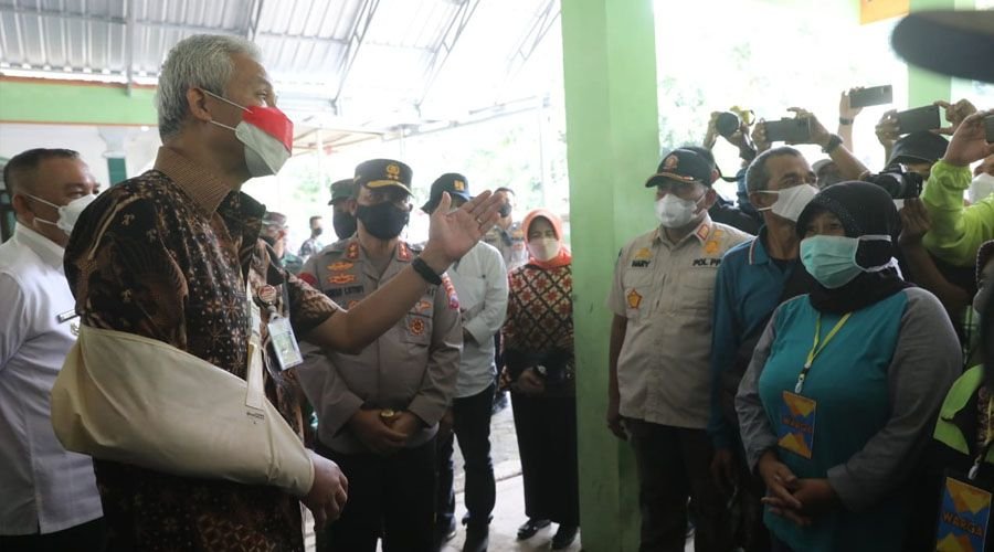 Ganjar Minta Maaf ke Warga Wadas, Nadirsyah Hosen: Para Buzzer yang Pakai Bendera NKRI Jangan Ngeyel Lagi