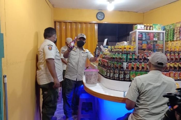 Berkedok Warung Jamu, Satpol PP Kota Cilegon Amankan Ratusan Botol Miras 5 Berkedok Warung Jamu, Satpol PP Kota Cilegon Amankan Ratusan Botol Miras